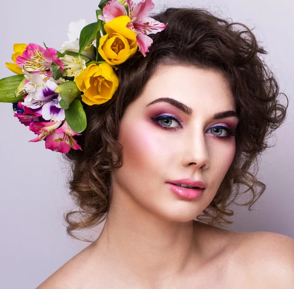 Piękna dziewczyna z wiosennych kwiatów. świeża skóra — Zdjęcie stockowe