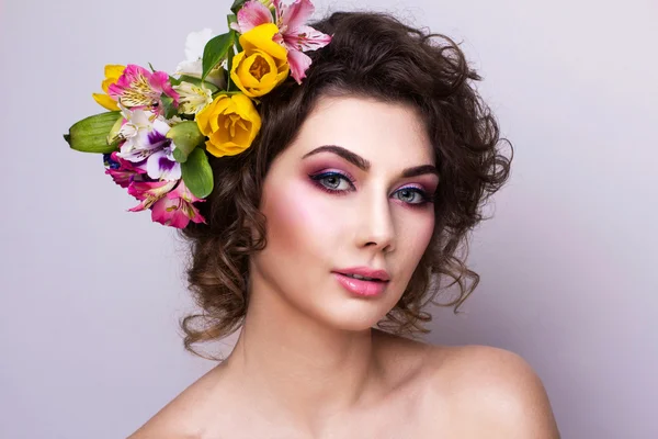 Menina bonita com flores de primavera. Pele fresca — Fotografia de Stock