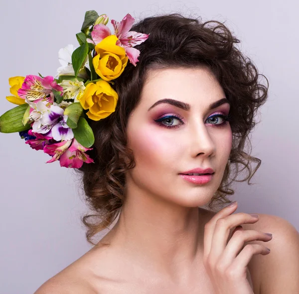 Belle fille avec des fleurs de printemps. Peau fraîche — Photo