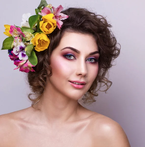 Belle fille avec des fleurs de printemps. Peau fraîche — Photo