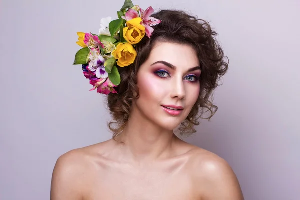 Menina bonita com flores de primavera. Pele fresca — Fotografia de Stock