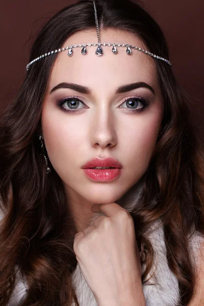 Uzun kahverengi dalgalı saçlı güzellik modeli kadın. Sağlıklı saç ve B