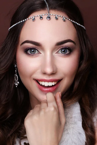 Uzun kahverengi dalgalı saçlı güzellik modeli kadın. Sağlıklı saç ve B