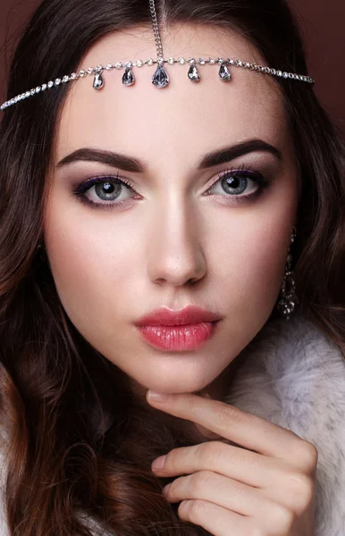 Uzun kahverengi dalgalı saçlı güzellik modeli kadın. Sağlıklı saç ve B