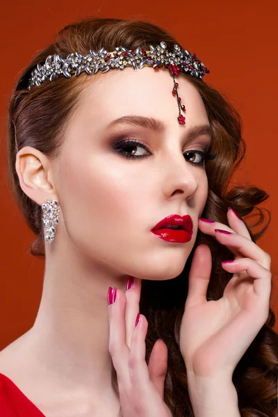 Schoonheid vrouw in rode jurk, rode achtergrond. Rode lippen en nagels. — Stockfoto