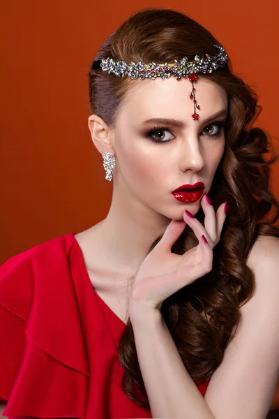 Mujer de belleza en vestido rojo, fondo rojo. Labios rojos y uñas . — Foto de Stock