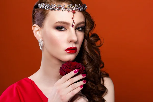 Schönheit Frau mit roter Rose. Mode Mädchen Gesicht Porträt mit rot — Stockfoto