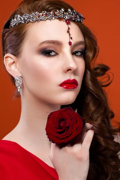 Mujer de belleza con rosa roja. Retrato de cara de chica de moda con rojo — Foto de Stock