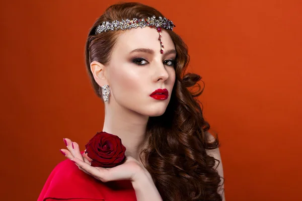 Γυναίκα ομορφιά με κόκκινο τριαντάφυλλο. Μόδας κορίτσι πρόσωπο πορτρέτο με κόκκινο — Φωτογραφία Αρχείου