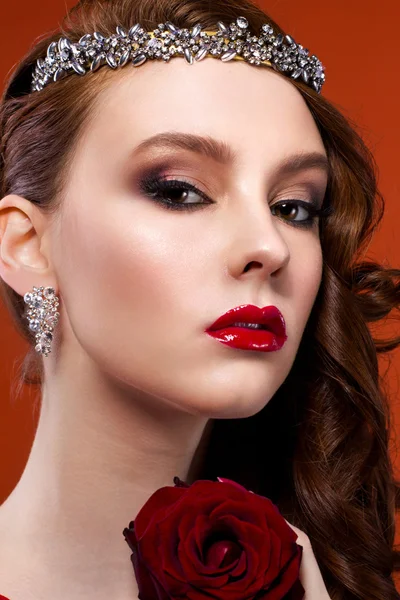 Kırmızı gül güzellik kadın. Kırmızı kız moda yüz portre 