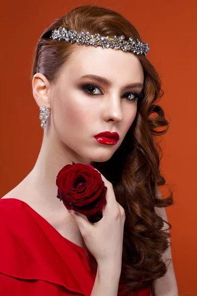 Γυναίκα ομορφιά με κόκκινο τριαντάφυλλο. Μόδας κορίτσι πρόσωπο πορτρέτο με κόκκινο — Φωτογραφία Αρχείου
