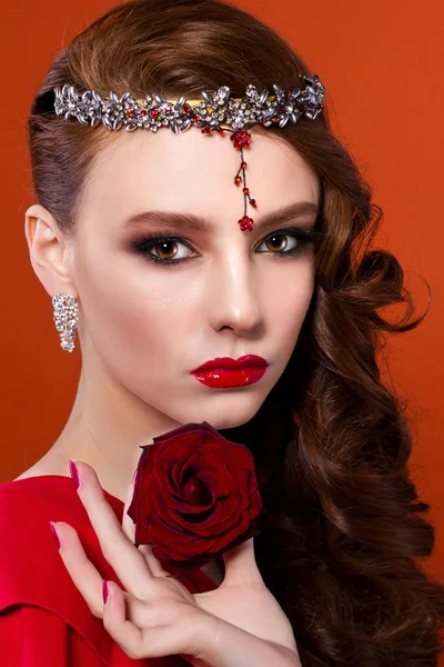 Kırmızı gül güzellik kadın. Kırmızı kız moda yüz portre 