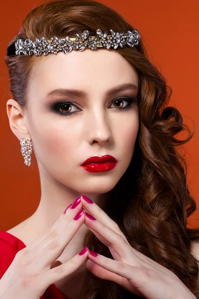 Schönheit Frau mit roter Rose. Mode Mädchen Gesicht Porträt mit rot — Stockfoto