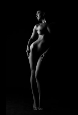 Kadın bedeni koyu arka plan üzerinde kıvrımlarına. Seksi vücut çıplak