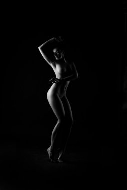 Kadın bedeni koyu arka plan üzerinde kıvrımlarına. Seksi vücut çıplak