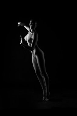 Kadın bedeni koyu arka plan üzerinde kıvrımlarına. Seksi vücut çıplak