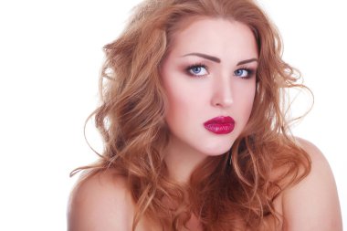 yakın çekim kırmızı şehvetli dudakları ile genç güzel kadın portresi