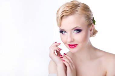 güzel bir gelin moda saç ve makyaj beyaz arka