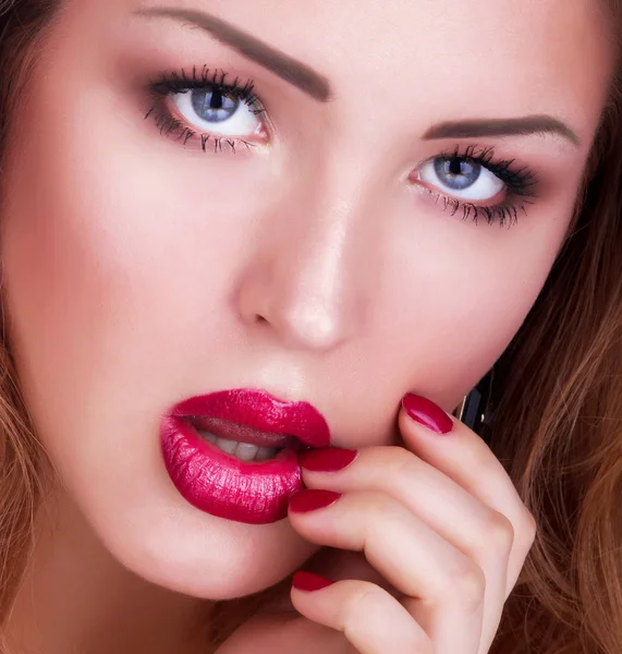 Close-up portrait of young beautiful woman with red sensual lips — Stock Photo, Image