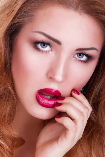 yakın çekim kırmızı şehvetli dudakları ile genç güzel kadın portresi