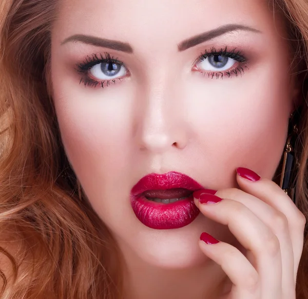 Close-up portrait of young beautiful woman with red sensual lips — Stock Photo, Image