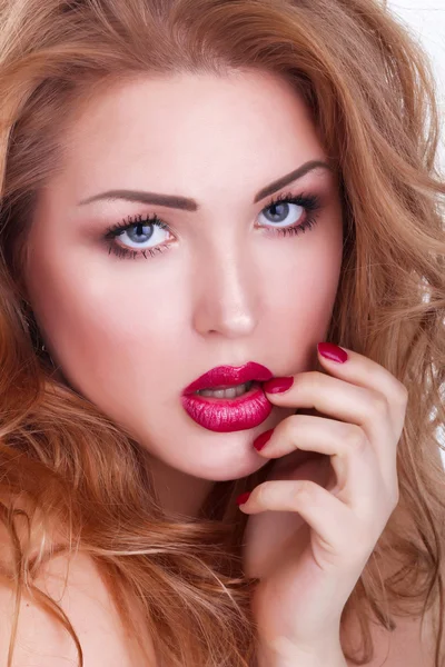 Close-up portrait of young beautiful woman with red sensual lips — Stock Photo, Image