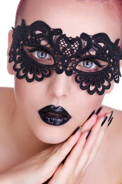 Schöne Frau mit schwarzer Spitzenmaske über den Augen. schwarz manisch — Stockfoto