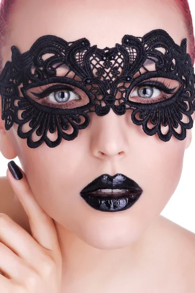 Belle femme avec masque en dentelle noire sur les yeux. Maniaque noir — Photo