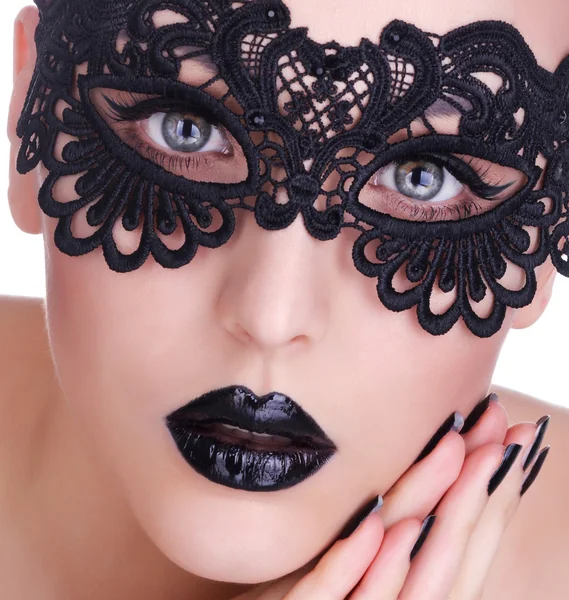 Schöne Frau mit schwarzer Spitzenmaske über den Augen. schwarz manisch — Stockfoto