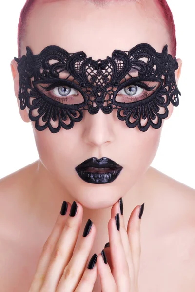 Όμορφη γυναίκα με μάσκα μαύρη δαντέλα πάνω από τα μάτια της. μαύρο μανιακών — Stockfoto