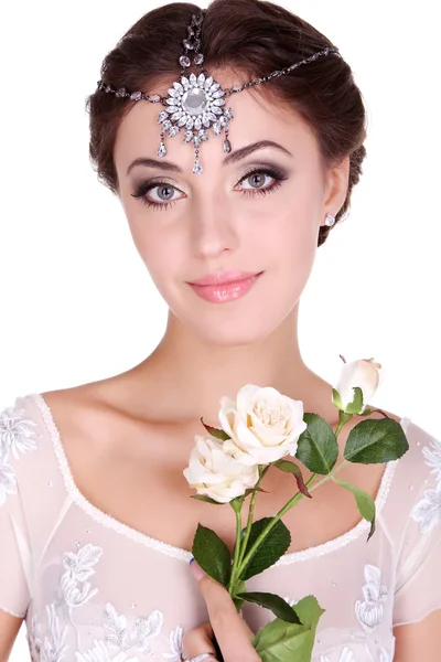 Resimdeki gelinin güzel genç kız saç süsleme ile portresi. Gençlik ve cilt bakım kavramı. Beyaz arka plan üzerinde izole