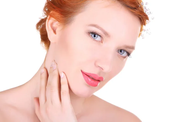 Resimdeki gelinin güzel genç kız süsleme hair.beautiful spa kadın yüzüne dokunmak ile portresi. Gençlik ve cilt bakım kavramı. Beyaz arka plan üzerinde izole