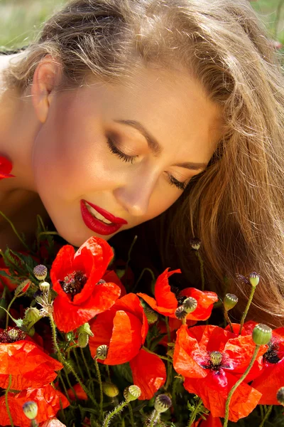 Jeune belle fille dans le champ de pavot — Photo