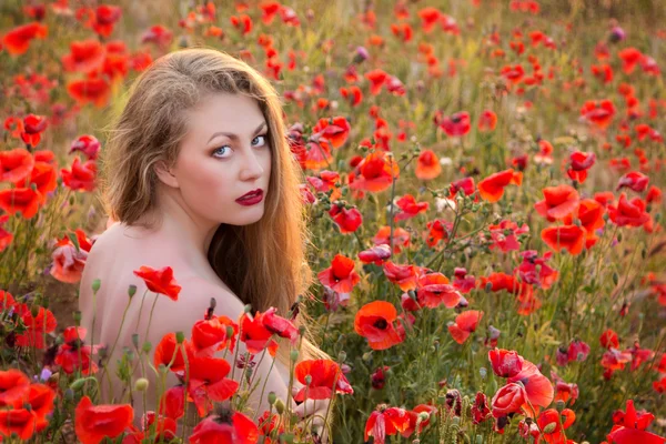 年轻漂亮的女孩在罂粟的领域 — 图库照片