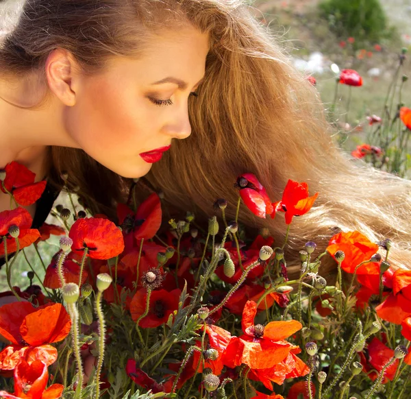 Krásná mladá dívka v makovém poli — Stock fotografie