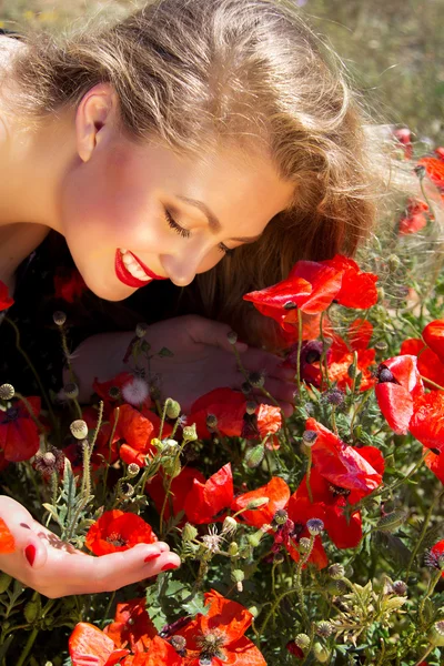 Jeune belle fille dans le champ de pavot — Photo