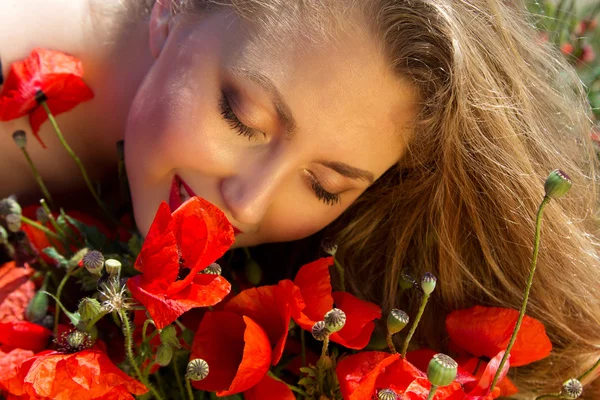 Jeune belle fille dans le champ de pavot — Photo