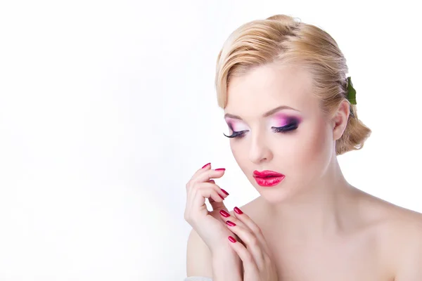 Krásná nevěsta s módní účes a make-up bílá zadní — Stock fotografie