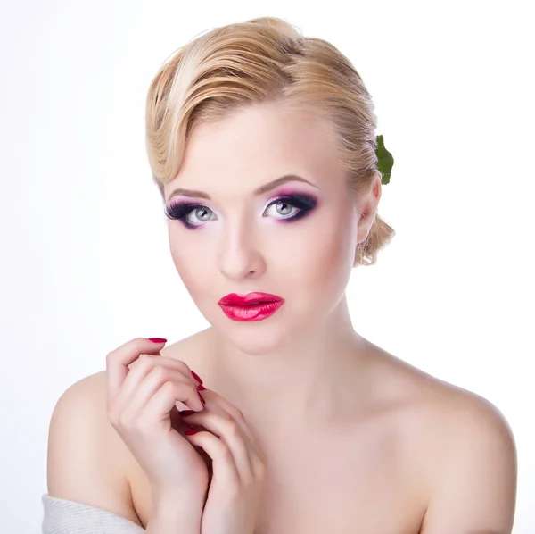 Cantik pengantin dengan gaya rambut fashion dan make-up di belakang putih — Stok Foto