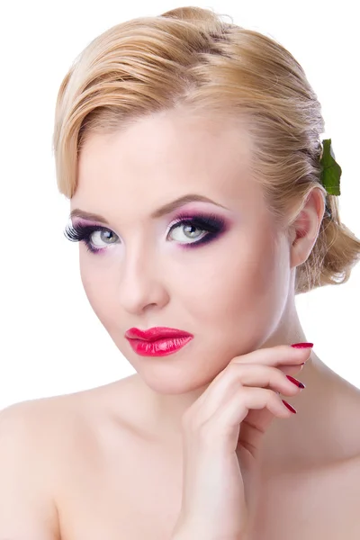 Mooie bruid met mode kapsel en make-up op witte achterzijde — Stockfoto