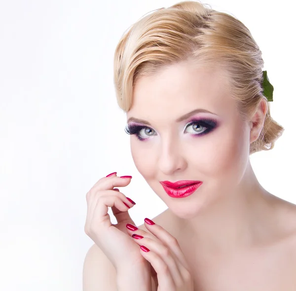 Vackra brud med mode frisyr och make-up på vit baksida — Stockfoto