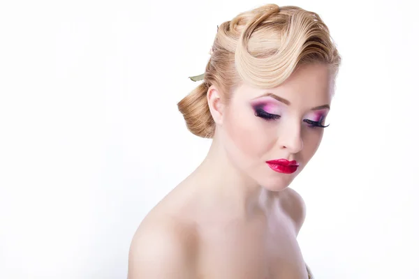 Vackra brud med mode frisyr och make-up på vit baksida — Stockfoto