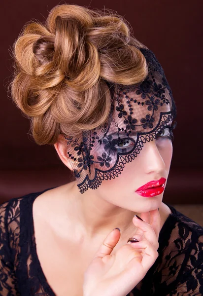 Bella donna con maschera di pizzo nero sopra i suoi occhi — Foto Stock