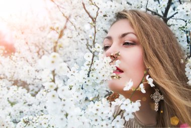 güzel bahar çiçekleri ile kız