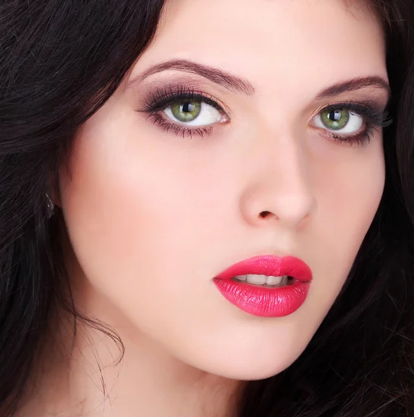 Piękna sexy dziewczyna z czerwonymi ustami. wyzywający makijaż. luksusowy woma — Zdjęcie stockowe