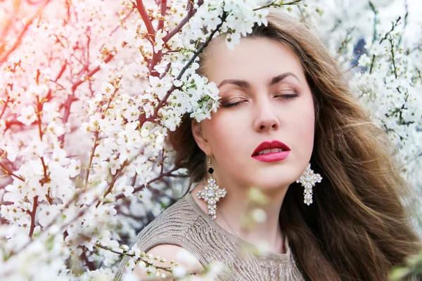 Belle fille de printemps avec des fleurs — Photo