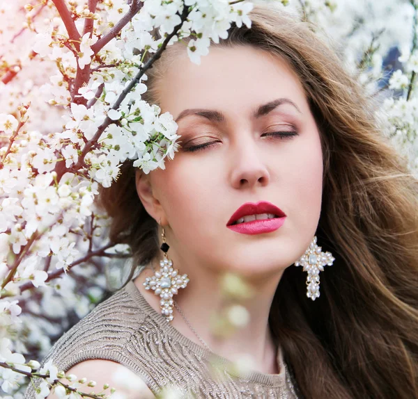 Belle fille de printemps avec des fleurs — Photo