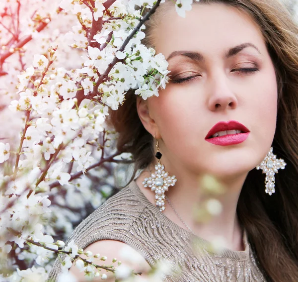 Belle fille de printemps avec des fleurs — Photo