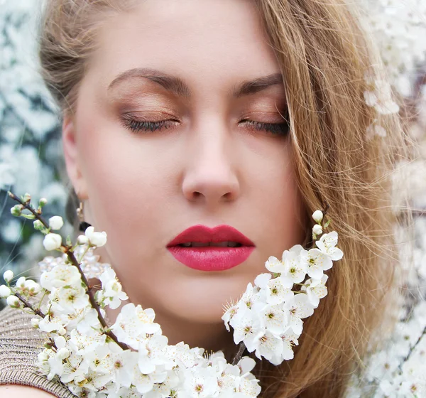 Güzel bahar çiçekleri ile kız — Stok fotoğraf