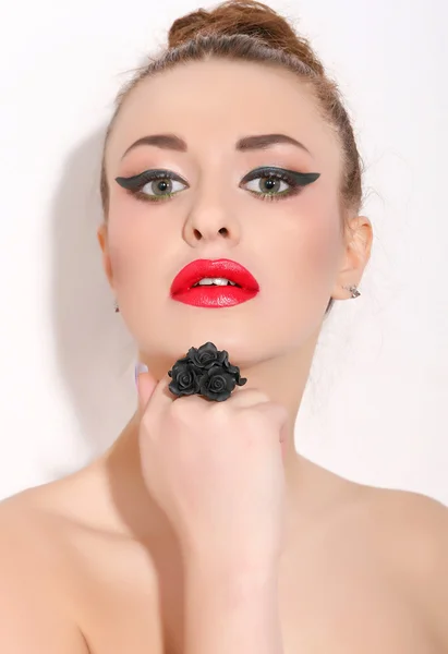 赤の官能的な唇を持つ若い美しい女性のクローズ アップの肖像画 — ストック写真